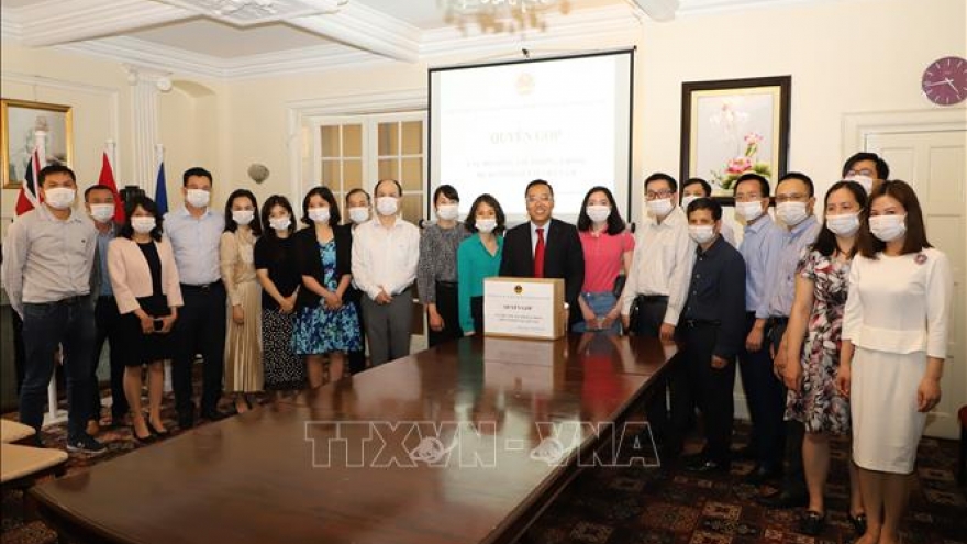 Vietnamese people in UK support COVID-19 vaccine fund